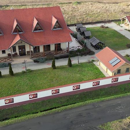 Tuzséri Pálinka Tanya Esterno foto