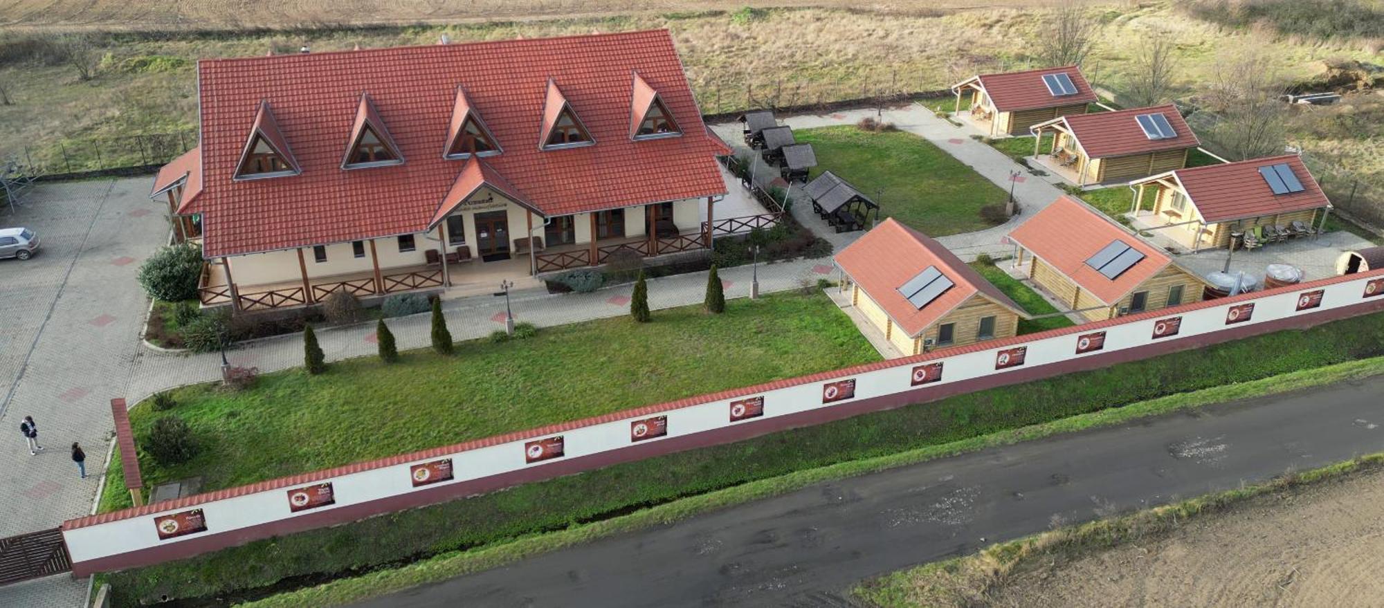 Tuzséri Pálinka Tanya Esterno foto