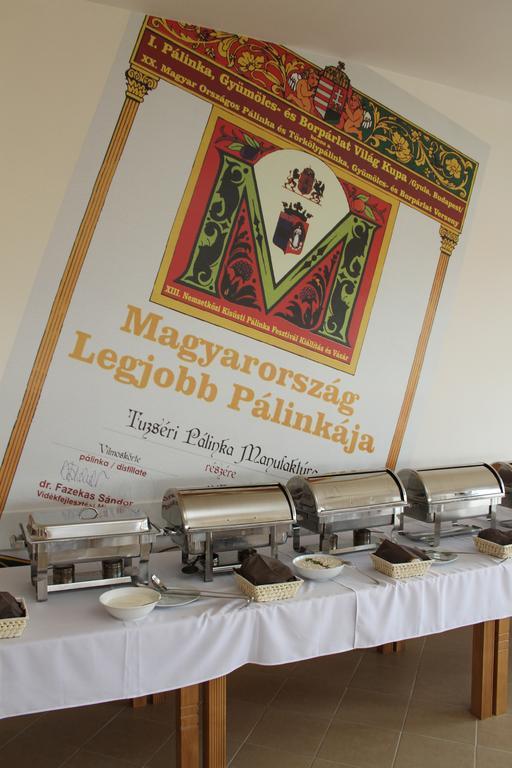 Tuzséri Pálinka Tanya Esterno foto